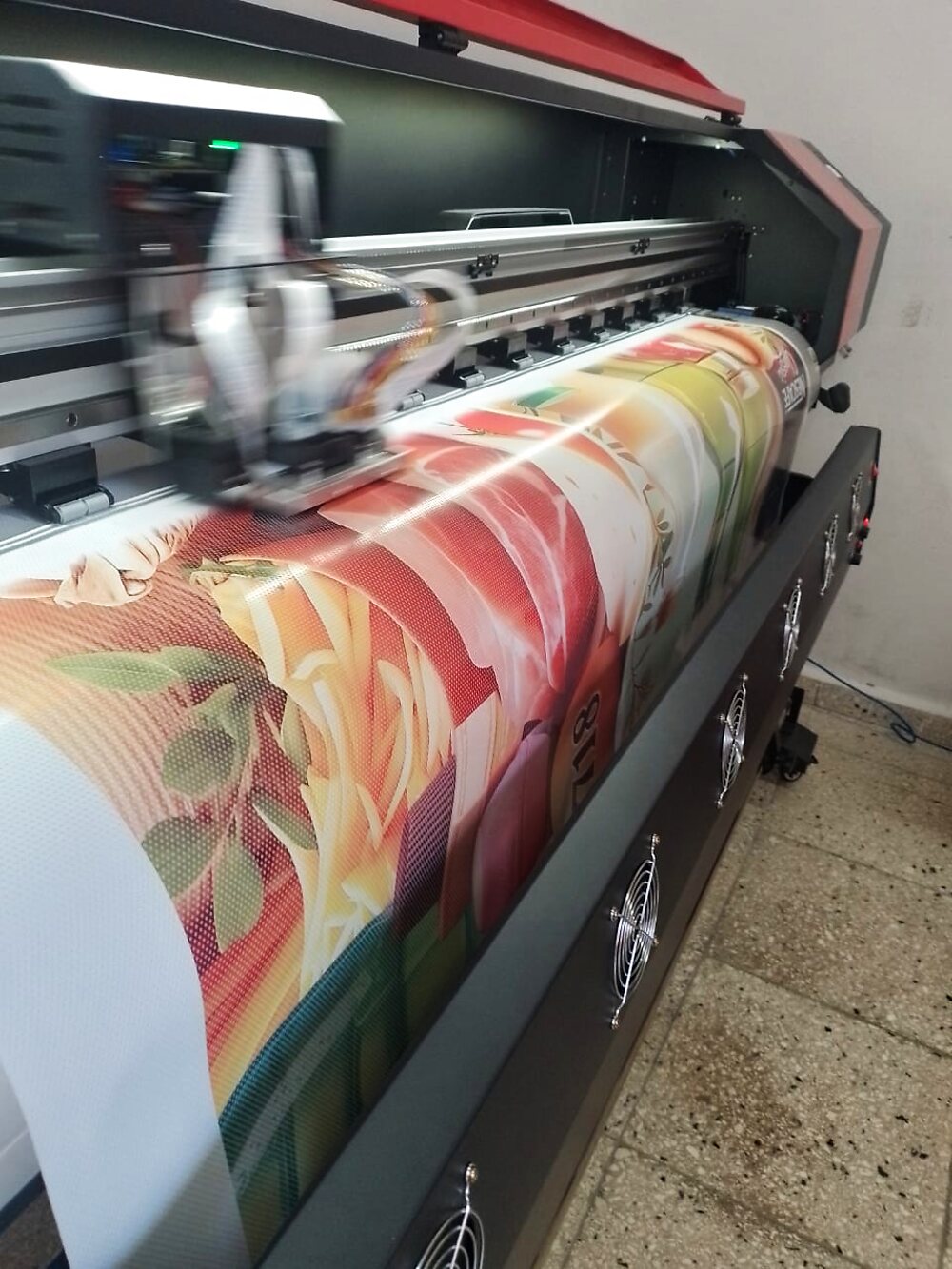 Impresora de gran formato Prisma Lab imprimiendo un banner floral a todo color