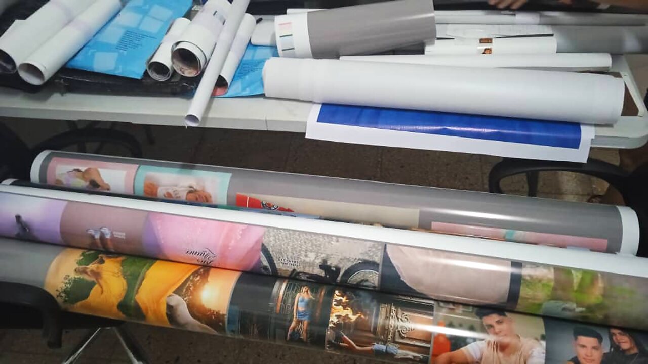 Rollos de banners y vinilos impresos por Prisma Lab